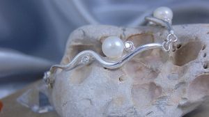 Сребърна гривна за жена с перла