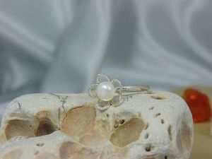 Сребърен пръстен за жена с перла