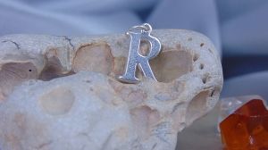 Сребърен медальон буква R