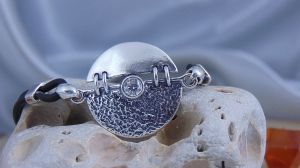 Сребърна гривна за жена със силикон и циркон